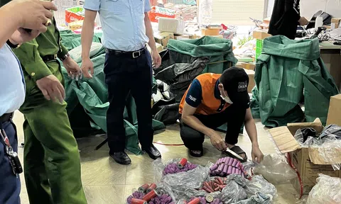 Hà Nội: Phát hiện hơn 11kg hàng hóa nghi vấn là pháo nổ