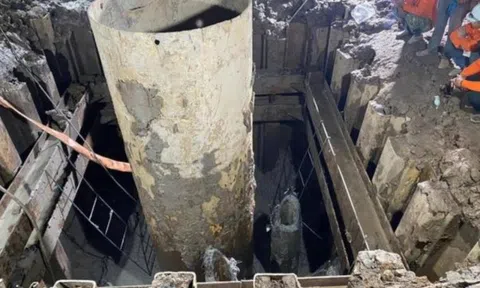 Vụ bé trai rơi xuống cọc bê tông: Trụ thứ 2 đã được kéo lên