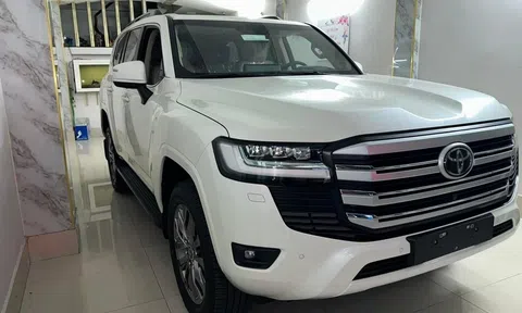 "Vua kèm lạc" Toyota Land Cruiser vừa được giới thiệu bản 2023 tại Việt Nam đã bị khách bán chênh gần 1,5 tỷ đồng