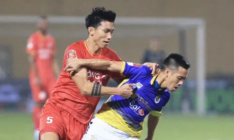 Văn Quyết giải thích tình huống to tiếng với Văn Hậu là vì màu cờ sắc áo