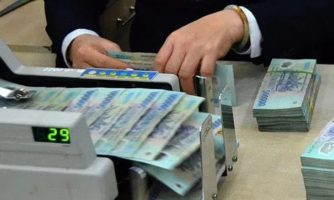 Ngân hàng đồng loạt giảm lãi suất vay, nhà đầu tư có nên vội mừng?