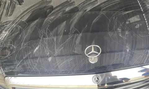 Xe Mercedes-Benz bị trẻ nhỏ “vẽ bùa” lên toàn bộ ngoại thất, chi phí sơn lại lên tới 40 triệu đồng