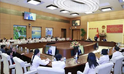 Chủ tịch Quốc hội Vương Đình Huệ gặp mặt nữ đại biểu Công an nhân dân