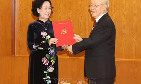 Tổng Bí thư Nguyễn Phú Trọng trao Quyết định phân công đồng chí Trương Thị Mai giữ chức Thường trực Ban Bí thư