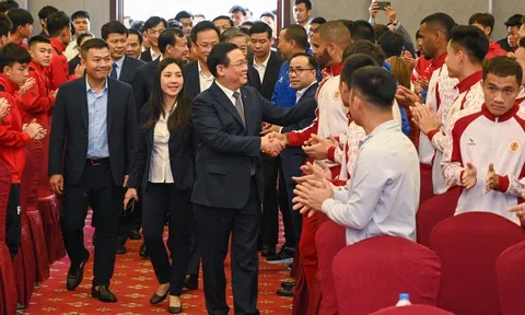 Chủ tịch Quốc hội Vương Đình Huệ thăm Trung tâm Đào tạo bóng đá trẻ PVF