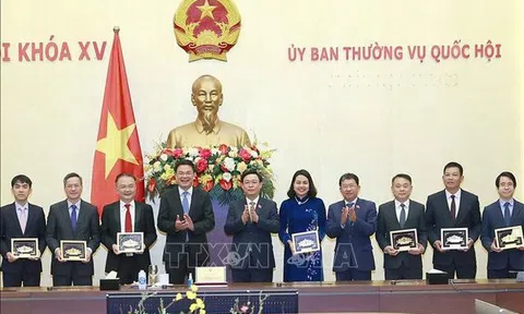 Chủ tịch Quốc hội Vương Đình Huệ tiếp trưởng các cơ quan đại diện ngoại giao Việt Nam ở nước ngoài