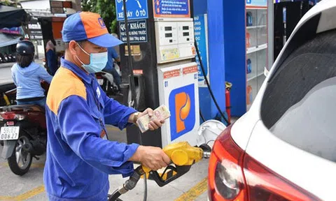 Giá xăng trong nước có thể quay đầu tăng 500 đồng/lít