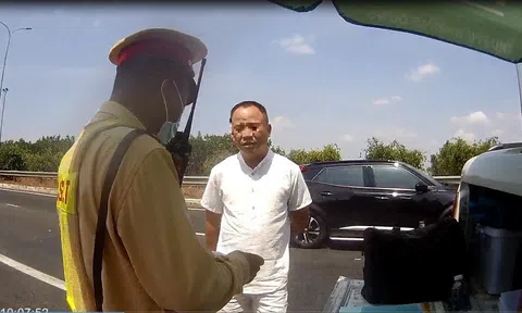 Mua giấy phép lái xe, thẻ nhà báo trên mạng đối phó cảnh sát giao thông