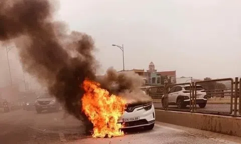 Loạt ảnh ô tô điện bất ngờ bốc cháy khi đang lưu thông, cộng đồng mạng xôn xao