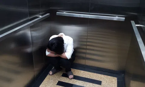 Mắc kẹt trong thang máy do mất điện đột ngột, phải xử lý như thế nào?