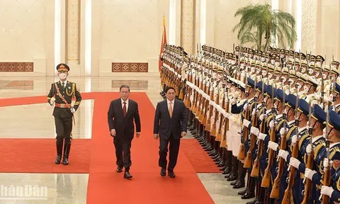 Thủ tướng Lý Cường chủ trì Lễ đón Thủ tướng Phạm Minh Chính thăm chính thức Trung Quốc