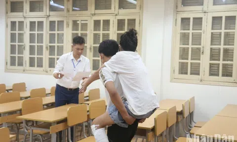 Xúc động cảnh nữ sinh gãy chân được tình nguyện viên cõng vào phòng thi