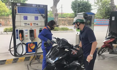 Đồng loạt đi lên, xăng RON95-III vượt ngưỡng 22.700 đồng mỗi lít