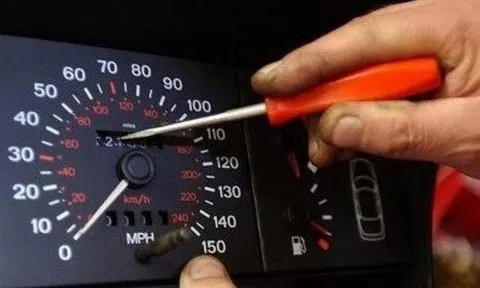 Bóc mẽ thủ đoạn tua ngược ODO bằng 6 kỹ năng "soi" và check khi mua ô tô cũ
