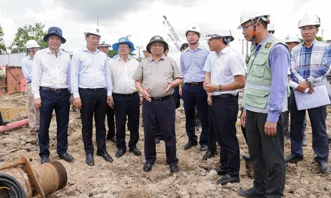 Thủ tướng kiểm tra tiến độ hai dự án hạ tầng trọng điểm ở Đồng Tháp