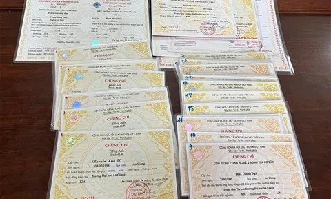 Bắt tạm giam 02 đối tượng làm giả bằng Đại học và Chứng chỉ