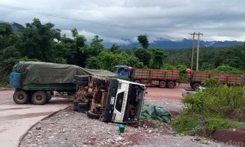 Xe biển Lào “nhiều không” vô tư lưu thông trên đường Việt