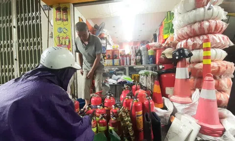 Mặt nạ chống khói, thang dây “cháy” hàng:  Sẽ phạt nặng những cá nhân, tổ chức có hành vi găm hàng, thổi giá