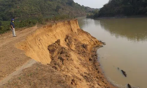 Yêu cầu dừng khai thác cát trên các đoạn sông Krông Ana bị sạt lở