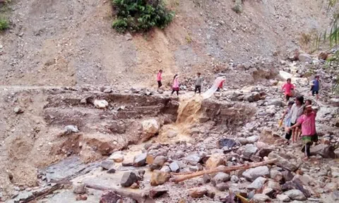 Yên Bái: Mưa lớn khiến 1 cháu bé bị thương, hơn 100m3 đất đá sạt lở