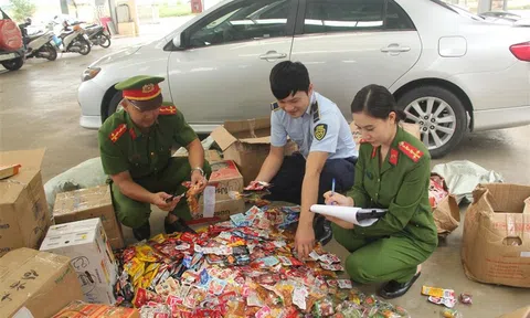 Thu giữ hàng nghìn sản phẩm đồ ăn, thức uống không rõ nguồn gốc
