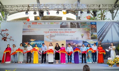 Khai mạc triển lãm ảnh “Quê hương qua ống kính”