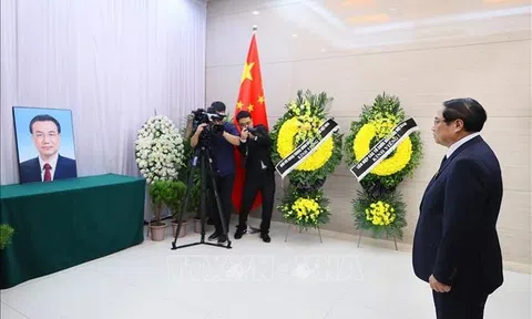 Thủ tướng Phạm Minh Chính viếng nguyên Thủ tướng Trung Quốc Lý Khắc Cường