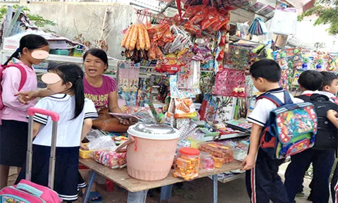 Quà vặt ở cổng trường từ lâu không còn là chuyện vặt