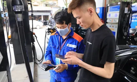 Giảm hơn 1.400 đồng mỗi lít, giá xăng RON95-III lùi về ngưỡng 23.544 đồng