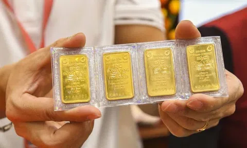 Giá vàng trong nước không biến động, thế giới giảm mạnh