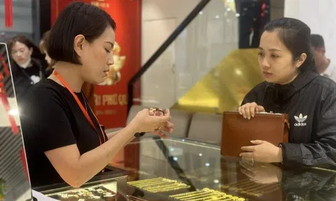 Giá vàng thế giới giảm mạnh, thương hiệu SJC trong nước vẫn "đứng im"