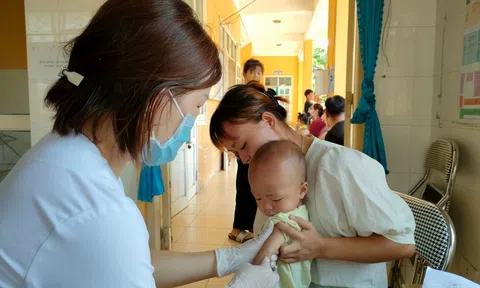 Lo ngại nguy cơ bệnh sởi lây lan trong cộng đồng: Chuyên gia khuyến cáo tiêm bù vaccine sởi cho trẻ