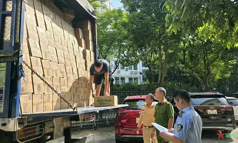 Xử lý xe tải chở 9 tấn bánh trung thu và thực phẩm không rõ nguồn gốc từ Lào Cai về Hà Nội tiêu thụ