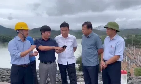 Phó Thủ tướng Lê Thành Long kiểm tra việc xả lũ tại đập Thác Bà
