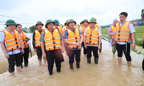 Thủ tướng Chính phủ: Điều trực thăng hỗ trợ người dân vùng lũ lụt