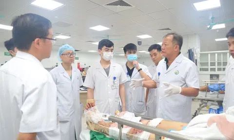 Hội chẩn, cấp cứu nhiều trường hợp bị chấn thương tại Làng Nủ