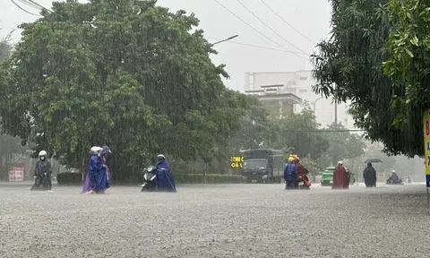 Nhiều tuyến đường thành phố Vinh chìm trong biển nước