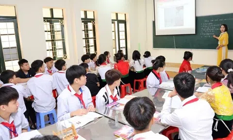 Miễn học phí cho con giáo viên, nên hay không?