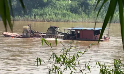Doanh nghiệp dùng tàu "không số" rút ruột sông Hồng ở Lào Cai