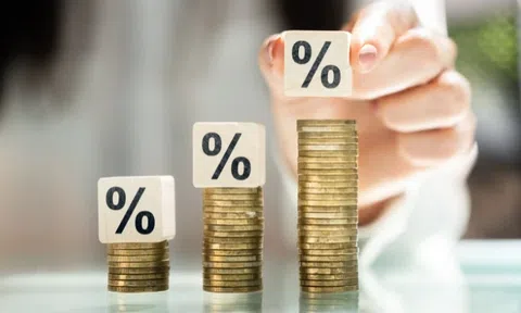 Lãi suất tiền gửi hạ nhiệt nhưng vẫn cao hơn đầu năm hơn 2,5%