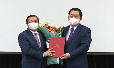 Triển khai Quyết định của Bộ Chính trị về công tác cán bộ
