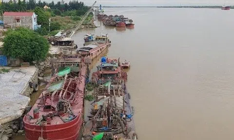 Bộ Công an phối hợp bắt giữ hơn 20 tàu hút cát lậu trên sông Văn Úc