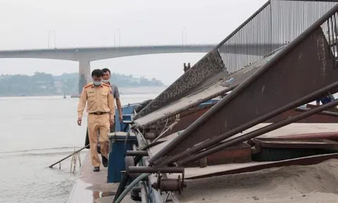 Hà Nội: Bắt quả tang một tàu đang hút cát trái phép trên sông Đà