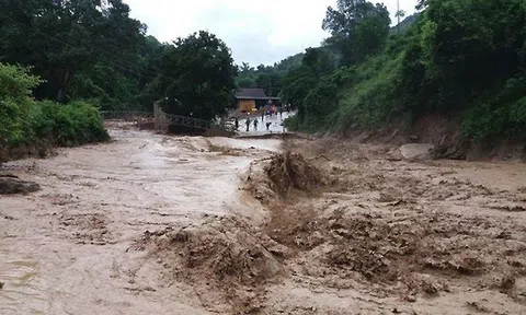 Miền Trung: Hơn 15.000 ngôi nhà bị ngập và hàng trăm ha đất nuôi trồng bị hư hỏng do mưa lũ