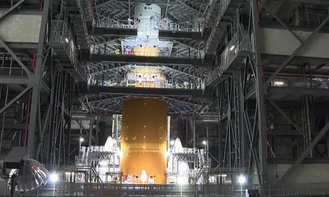 NASA hé lộ tên lửa cao 98m với sứ mệnh đưa con người quay trở lại Mặt Trăng