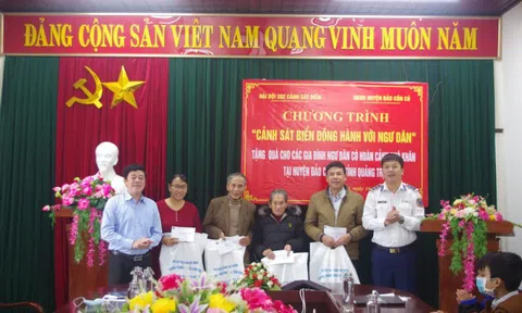 Hải đội 202 trao quà cho các ngư dân có hoàn cảnh khó khăn ở huyện đảo Cồn Cỏ