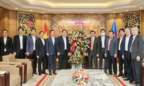 Chủ tịch Ủy ban Nguyễn Hoàng Anh chúc mừng Petrovietnam nhân dịp kỷ niệm 60 năm Ngày truyền thống Ngành Dầu khí