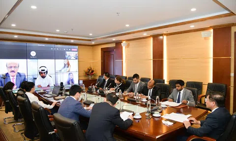Phó Chủ tịch Hồ Sỹ Hùng làm việc với Đại sứ Qatar tại Việt Nam