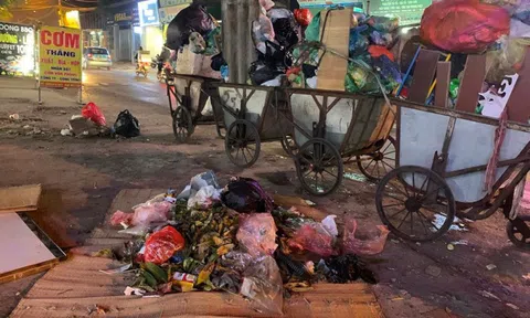 Tập kết rác “vô tội vạ" ngay trên trục đường Lĩnh Nam, Hà Nội: Chính quyền có buông lỏng trách nhiệm?