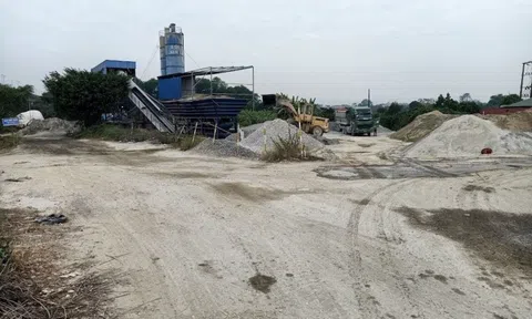 Gia Lâm - Hà Nội: Trạm trộn bê tông không phép vô tư hoạt động dưới chân cầu Thanh Trì
